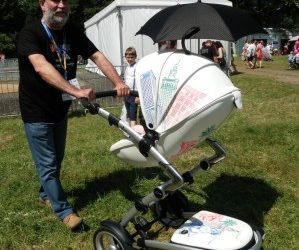 Wózek z Warszawą w tle