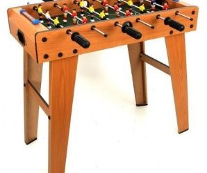 Piłkarze na stole drewnianym