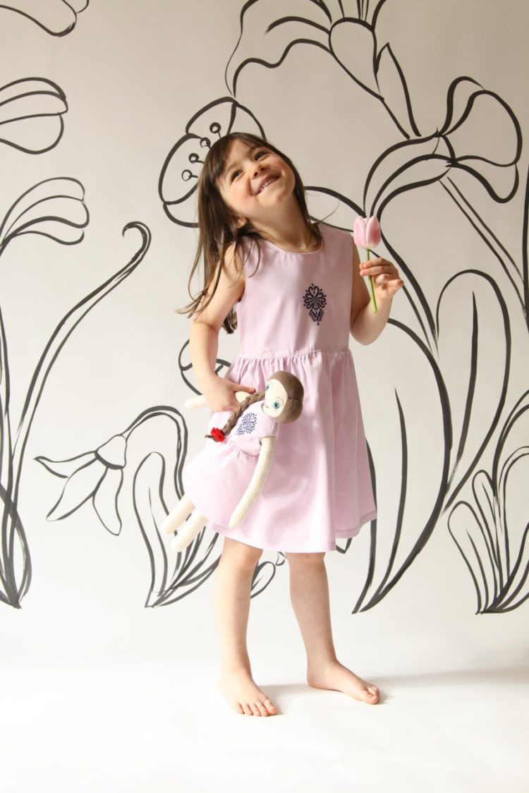 Letnia sukienka z haftem