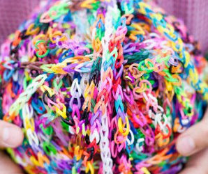 Gumki i zawieszki do bransoletek – działania