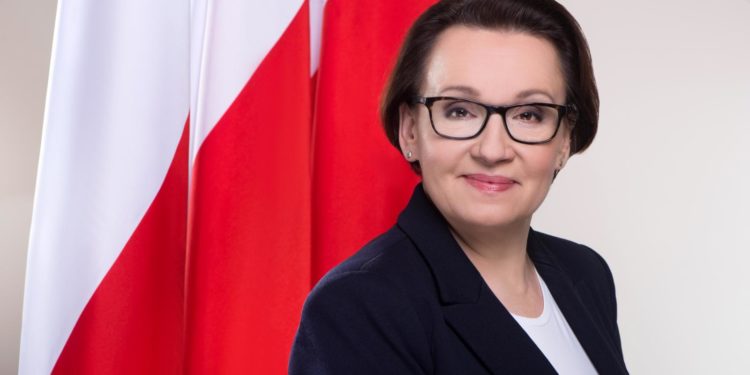 MEN do końca maja ma podjąć decyzję ws. rządowego podręcznika. Wydawcy edukacyjni liczą na większą decyzyjność nauczycieli i rodziców