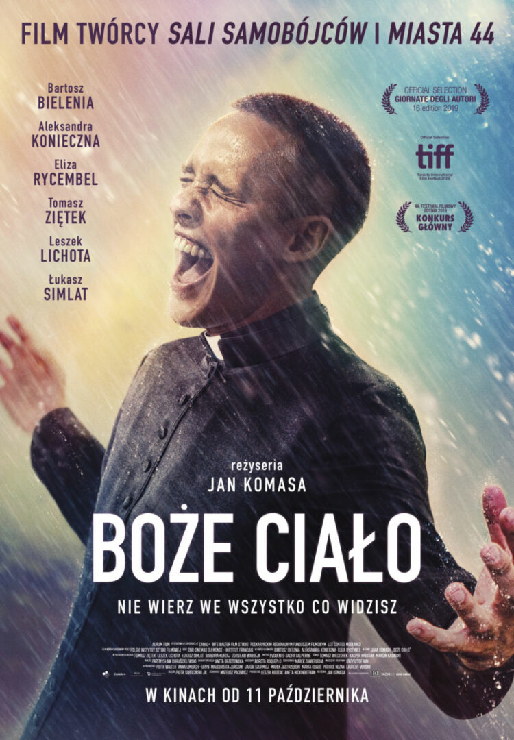 Hipnotyzujący Bartosz Bielenia na plakacie filmu „Boże Ciało” Najnowsze dzieło twórcy „Miasta 44” i „Sali samobójców” w polskich kinach od 11 października