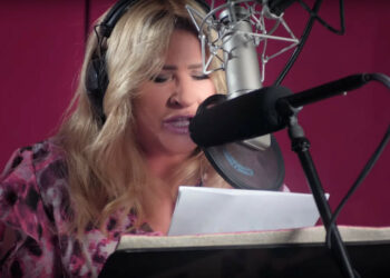 Ze skrzydłami motyla i czarodziejską różdżką – Beata Kozidrak znów zaskakuje! Gwiazda polskiej sceny zaśpiewała piosenkę do animacji „Playmobil. Film”