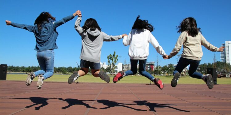 Z POLSKIEGO NA POLSKI – CZYLI NAJPOPULARNIEJSZE SŁOWA WSRÓD MŁODYCH