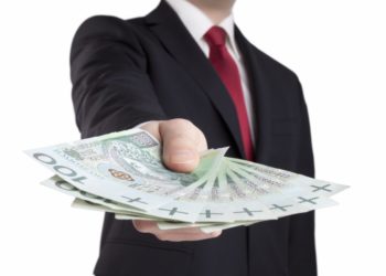 Wyższa pensja minimalna – komu się opłaca?