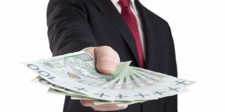 Wyższa pensja minimalna – komu się opłaca?