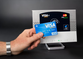 Już 62% Polaków płaci zbliżeniowo. Firmy powinny POStawić na terminal