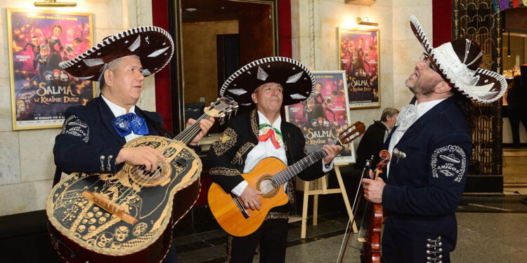 Superpopularna Instagramerka Julia Wieniawa i przyszły Nicola Tesla Tomasz Kot. Gwiazdy dubbingu na kolorowej, meksykańskiej premierze „Salma w Krainie Dusz” Prezentujemy galerię zdjęć z wydarzenia.