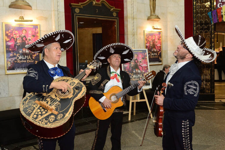 Superpopularna Instagramerka Julia Wieniawa i przyszły Nicola Tesla Tomasz Kot. Gwiazdy dubbingu na kolorowej, meksykańskiej premierze „Salma w Krainie Dusz” Prezentujemy galerię zdjęć z wydarzenia.