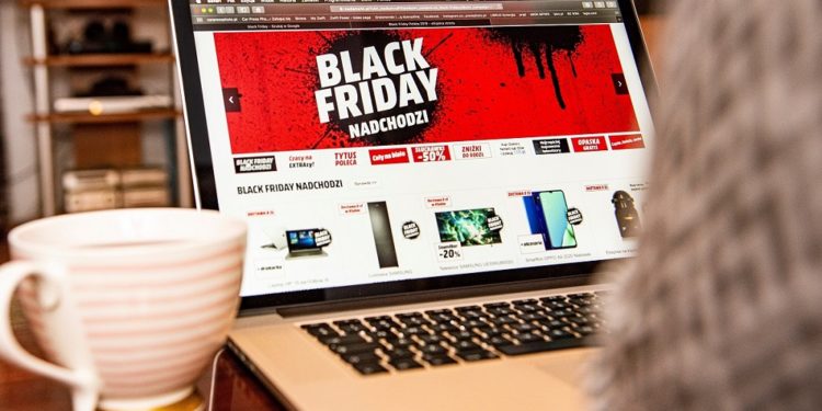 Młodzi Polacy podzieleni w sprawie Black Friday: Sklepy dają słabe oferty. Więcej jest też szumu niż korzyści