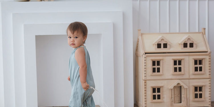 Drewniany ślimak do ciągnięcia odcienie szarości, Plan Toys