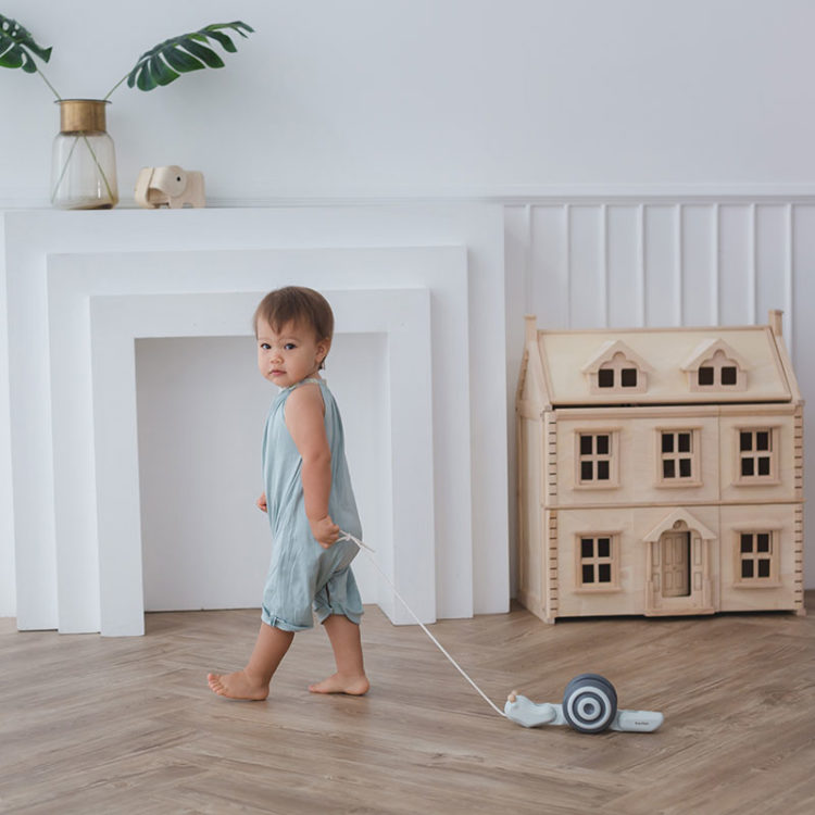 Drewniany ślimak do ciągnięcia odcienie szarości, Plan Toys