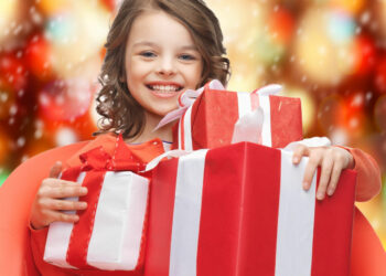 Prawie 70 proc. świątecznego budżetu Polacy zostawią w sklepach stacjonarnych. Niezależnie czy online czy offline – za zakupy zapłacimy przede wszystkim kartą debetową