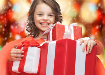 Prawie 70 proc. świątecznego budżetu Polacy zostawią w sklepach stacjonarnych. Niezależnie czy online czy offline – za zakupy zapłacimy przede wszystkim kartą debetową