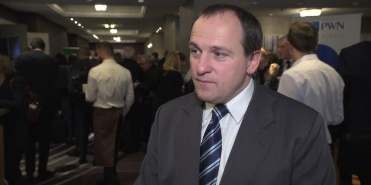 Płaca minimalna w tym roku wyższa niż w ubiegłym o 350 zł. Zbyt gwałtowne wzrosty mogą doprowadzić do zwolnień w mniejszych miastach