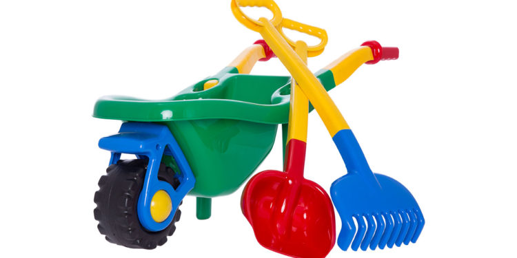 Taczka z łopatą i grabiami