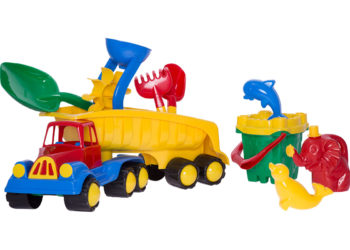 Samochód z naczepą z wiaderkiem „Zamek” oraz akcesoriami do piasku