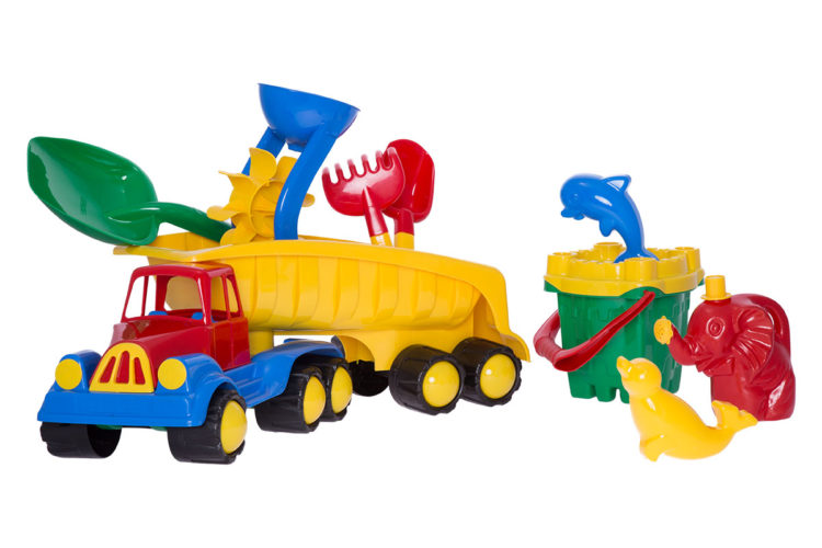 Samochód z naczepą z wiaderkiem „Zamek” oraz akcesoriami do piasku