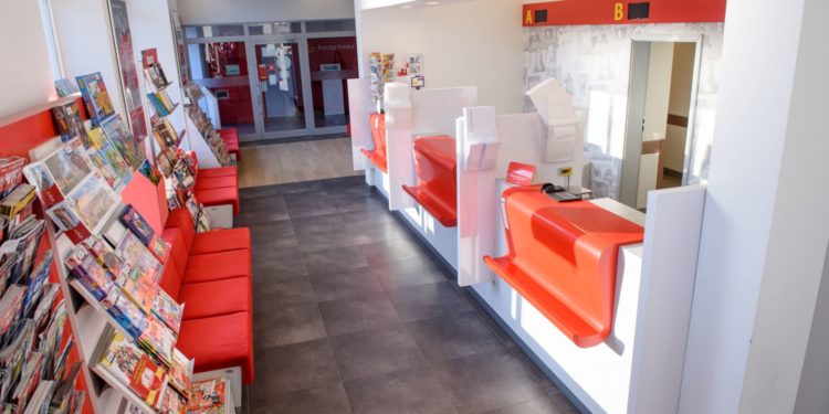 Poczta Polska: klienci kupują w placówkach coraz więcej artykułów