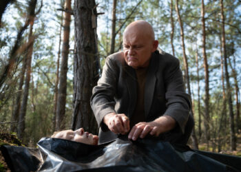 Czas ujawnia wszystkie tajemnice.  Premiera W głębi lasu na Netflix 12 czerwca 2020.