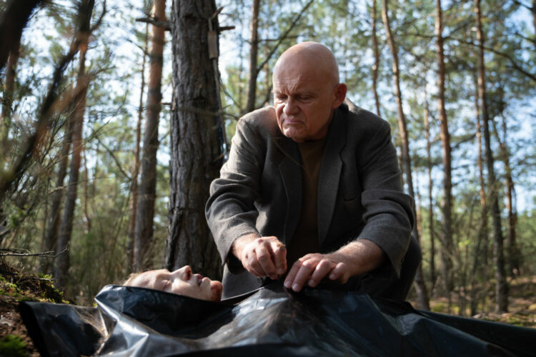 Czas ujawnia wszystkie tajemnice.  Premiera W głębi lasu na Netflix 12 czerwca 2020.