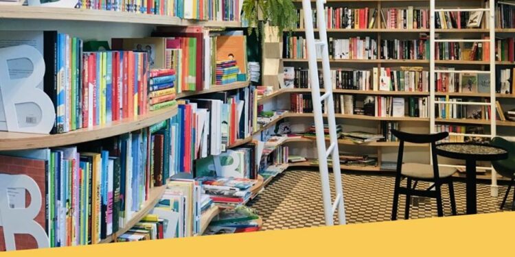 Książka na telefon. Kilkaset tysięcy odbiorców akcji promocyjnej Azymutu. Podsumowanie akcji promującej księgarnie stacjonarne