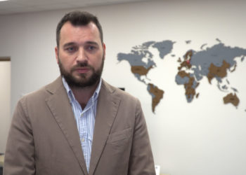 Otwarcie sklepów i galerii handlowych pozwoli gospodarce złapać oddech. Gastronomia i turystyka muszą czekać na szczepionkę