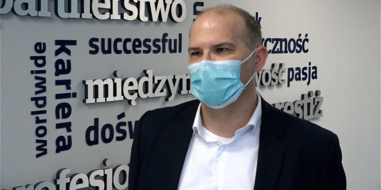 Pandemia ograniczyła rekrutacje w wielu branżach. Pracownicy są też mniej skłonni do zmiany pracy
