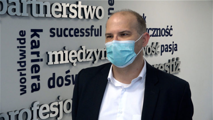 Pandemia ograniczyła rekrutacje w wielu branżach. Pracownicy są też mniej skłonni do zmiany pracy