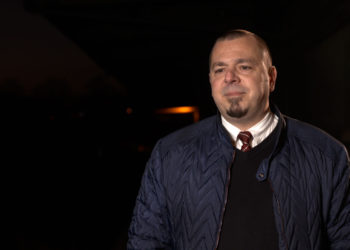 Pracodawca może zwolnić pracowników z obowiązku noszenia maseczki w biurze. Jeśli tego nie zrobi, może ukarać podwładnego za jej brak