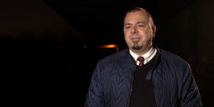 Pracodawca może zwolnić pracowników z obowiązku noszenia maseczki w biurze. Jeśli tego nie zrobi, może ukarać podwładnego za jej brak