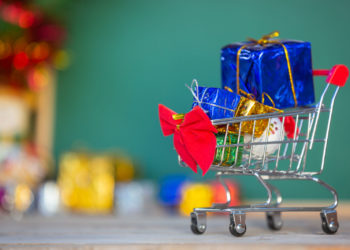 Według raportu Salesforce w sezonie świątecznym w 2020 roku wartość sprzedaży w kanałach cyfrowych osiągnęła rekordowy poziom 1,1 miliarda USD w skali globalnej, co oznacza wzrost o 50% w porównaniu z ubiegłym rokiem