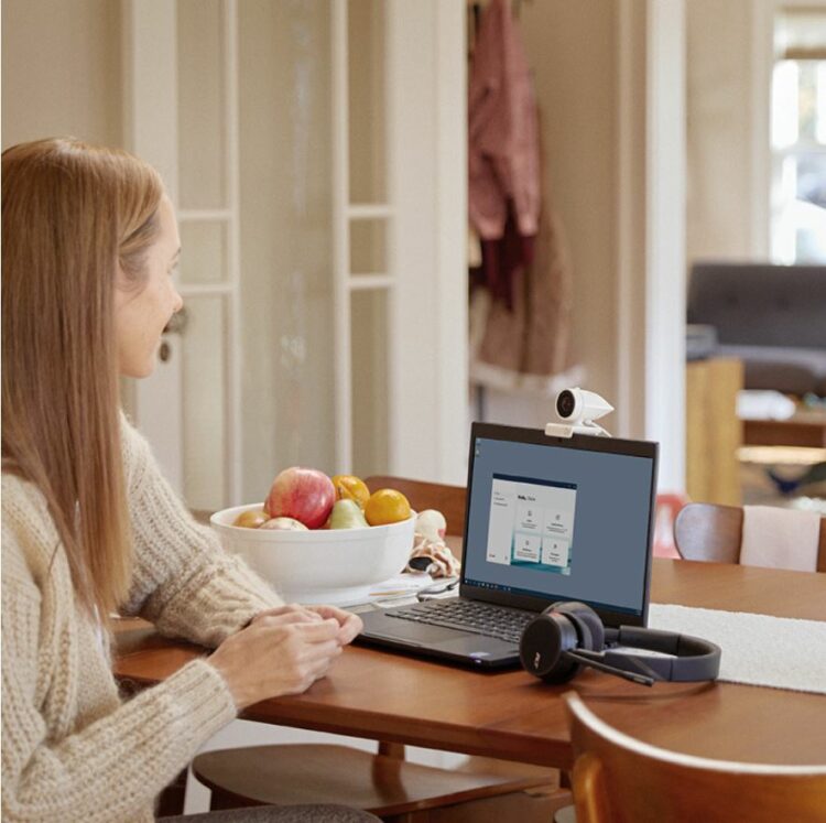 Przywiązani do sztucznej inteligencji – czy cyborgi staną się naszymi przyjaciółmi?