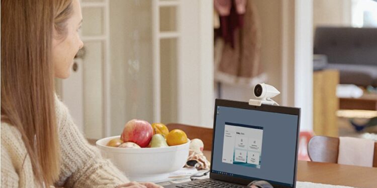 Przywiązani do sztucznej inteligencji – czy cyborgi staną się naszymi przyjaciółmi?