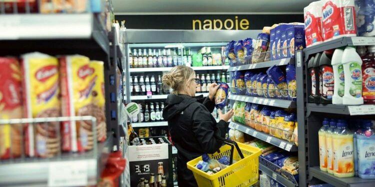 Nastroje w handlu nieco gorsze niż przed miesiącem. Wskaźnik koniunktury wśród tradycyjnych detalistów spadł w marcu o 3,1 pkt.