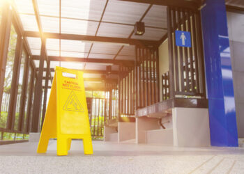 Jak skutecznie ograniczyć gromadzenie się osób w różnych miejscach? Sklepy, dworce, lotniska czy kościoły to potencjalnie niebezpieczne miejsca.