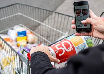 Dyskonty z ogromną przewagą w Internecie. Ich promocje przyciągają najwięcej Polaków