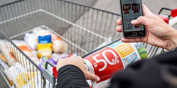 Dyskonty z ogromną przewagą w Internecie. Ich promocje przyciągają najwięcej Polaków