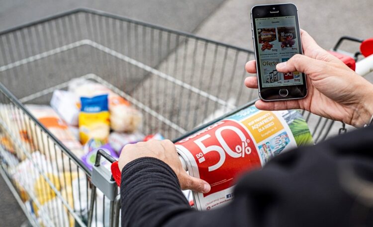 Dyskonty z ogromną przewagą w Internecie. Ich promocje przyciągają najwięcej Polaków