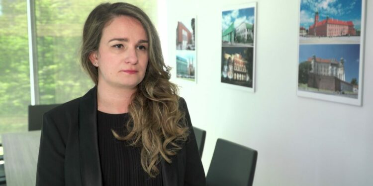 Firmy będą musiały wdrożyć u siebie system zgłaszania nieprawidłowości. Termin się zbliża, a odpowiednich regulacji brak