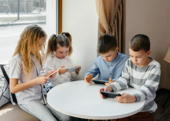 Bezpieczne wakacje w sieci – jak chronić dzieci online?