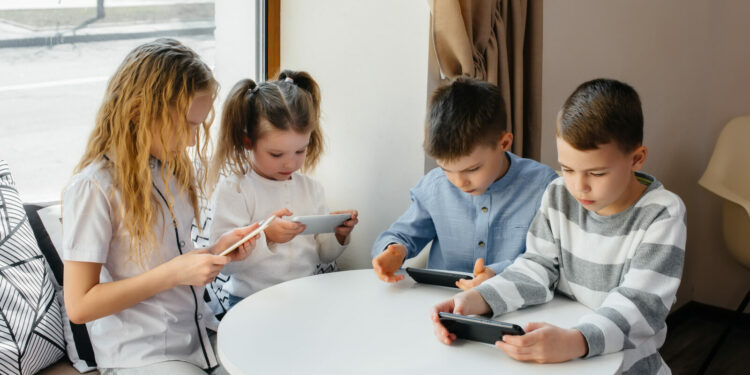 Bezpieczne wakacje w sieci – jak chronić dzieci online?