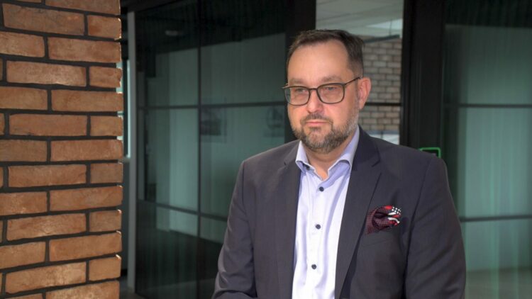 Firmy chętnie badają doświadczenia konsumentów dotyczące produktów lub usług. Lekceważą jednak ich negatywne opinie