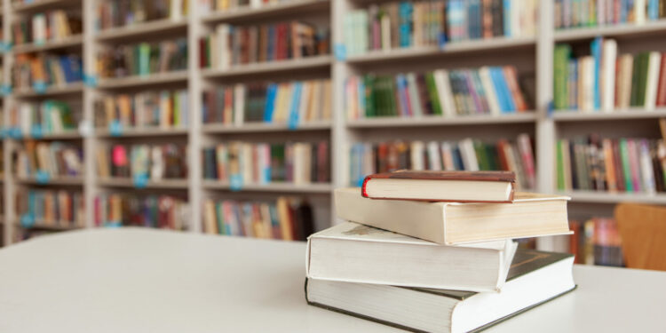 Polacy chętnie kupują książki – w tym roku wydajemy na nie ponad 30% więcej niż rok temu