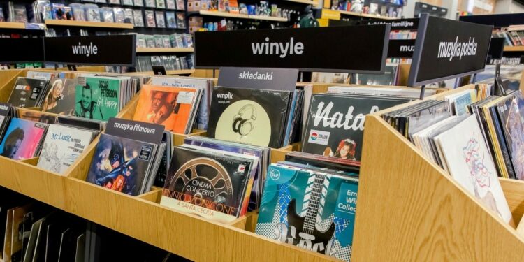 Winyle na TOPie. Empik notuje dwucyfrowe wzrosty i rozwija ofertę w salonach