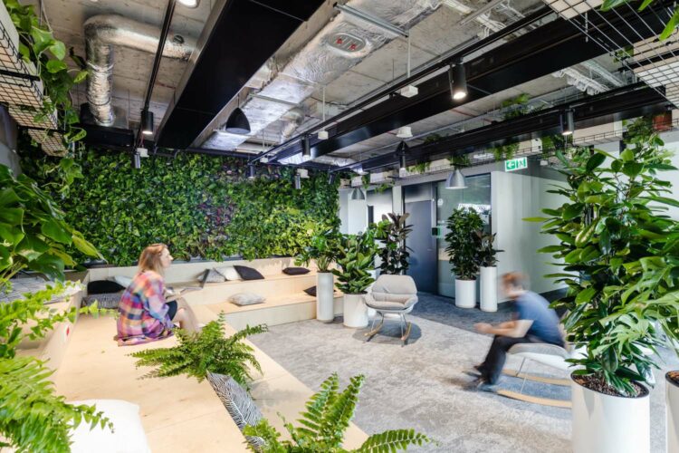 Pracownicy biurowi potrzebują wsparcia w zakresie zdrowia psychicznego. Prawie połowa odczuwa negatywne skutki home office