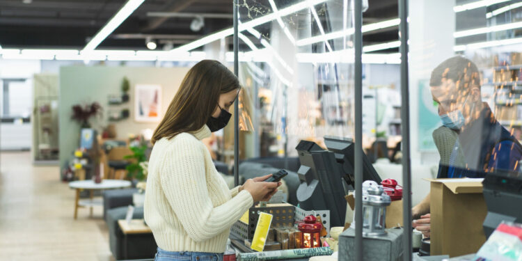 Polacy są za obostrzeniami – sklepy mogą je wprowadzić w przyjazny dla klientów sposób