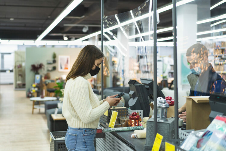 Polacy są za obostrzeniami – sklepy mogą je wprowadzić w przyjazny dla klientów sposób