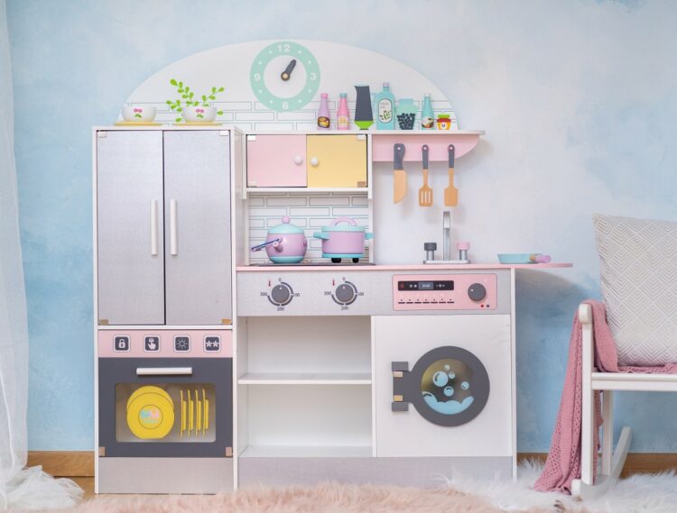 Malowany Las Drewniana kuchnia duża z akcesoriami i światłem