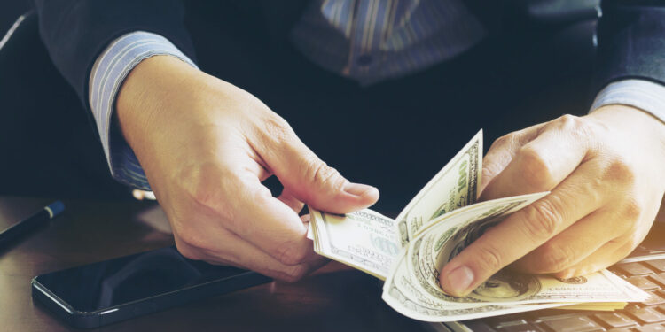 Prawo.pl: od przyszłego roku jeszcze mniej gotówki w rozliczeniach między firmami